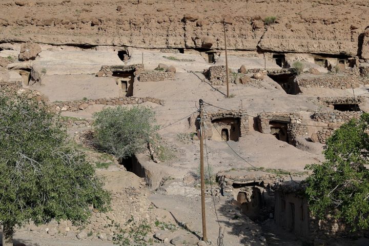 O Planalto Persa compõe a maior parte do território iraniano, definindo sua topografia montanhosa e clima árido. O lugar foi o lar de grandes impérios da antiguidade, como o Império Aquemênida (Persa), que influenciou profundamente a cultura e identidade iraniana.