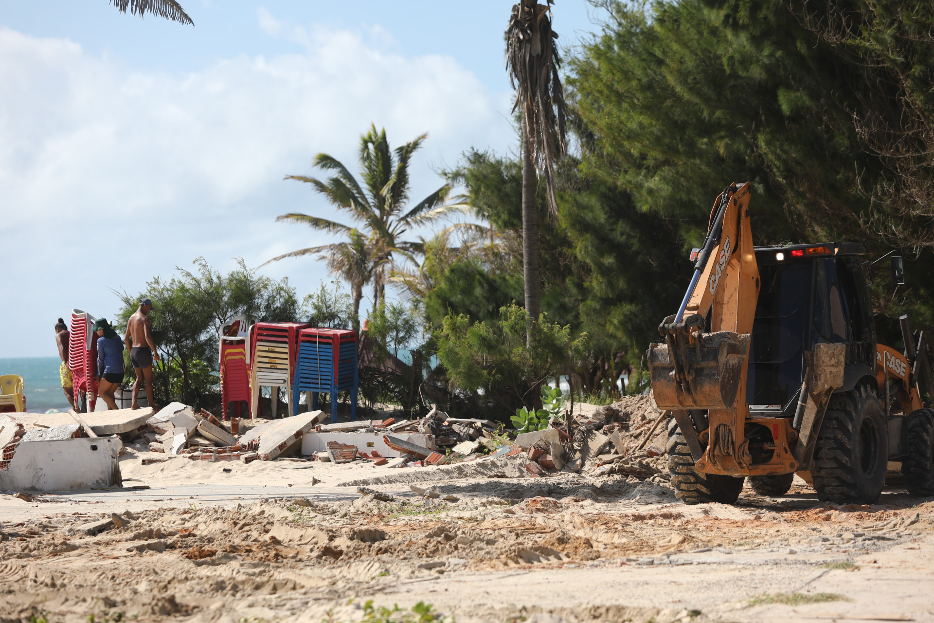 FORTALEZA-CE, BRASIL,23.07.2025: Retirada de entulhos de demolição de barracas na Praia do Futuro.  (Fotos: Fabio Lima)