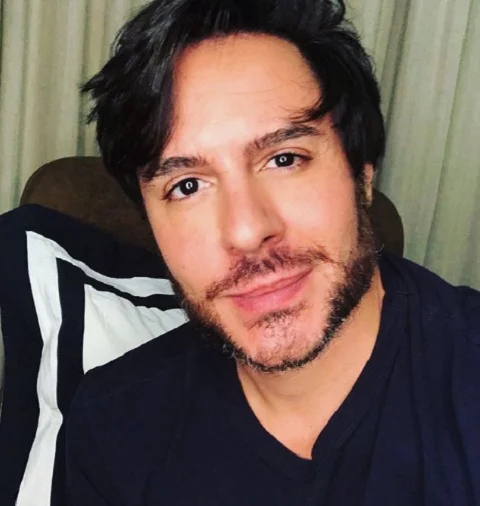 Ricardo Tozzi:  Antes de se tornar ator, ele era executivo do mercado financeiro, especificamente na Câmara Americana de Comércio. O paulista chegou a trabalhar como gerente na Amcham e também tinha formação em Administração de Empresas.