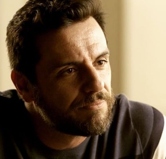 Rodrigo Lombardi: A paixão do ator quando mais novo era o vôlei de praia e, com o sonho de ser atleta profissional da modalidade, foi para os Estados Unidos em busca de oportunidade. A ideia não deu certo e a solução foi trabalhar de garçom e agente de viagem no Brasil. 