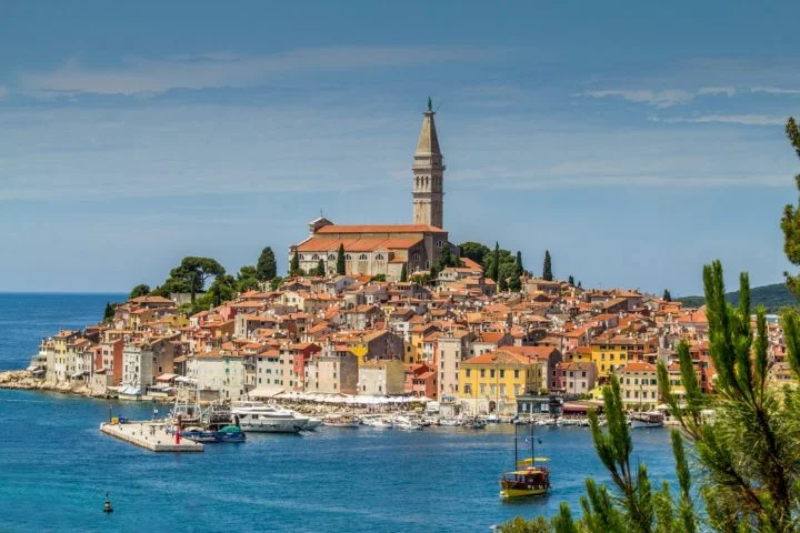 Rovinj - É um centro turístico popular e um ativo porto de pesca. Construída num esporão rochoso na costa ocidental da Ístria, Rovinj foi uma ilha antes de se ligar ao continente em 1763.