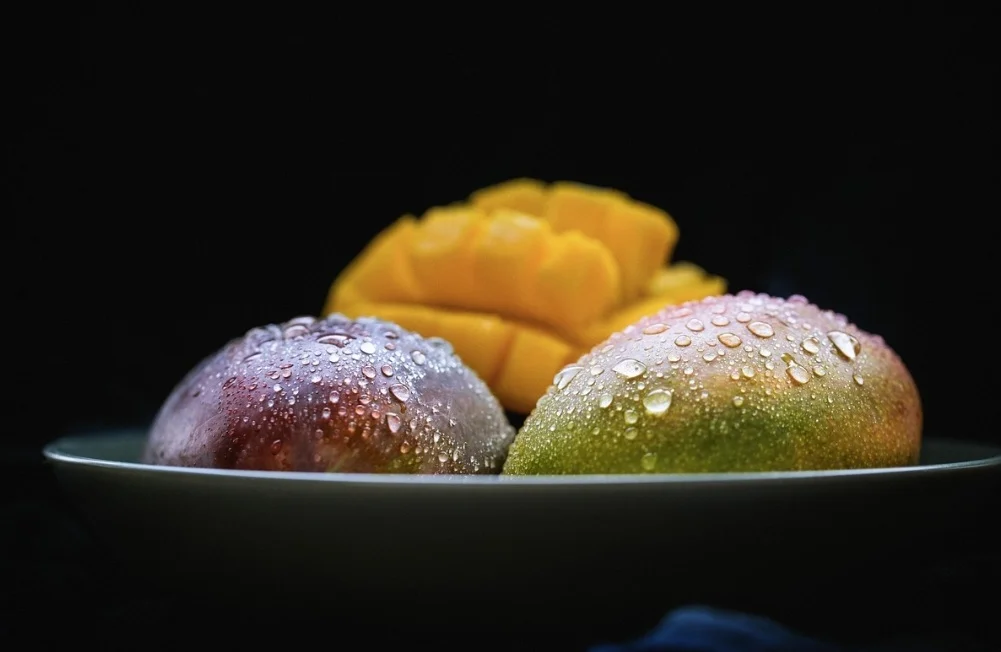 Os portugueses, ao se estabeleceram no sul da Índia, adotaram o vocábulo manga a partir de palavras locais, principalmente do tâmil (mankay) e do kerala (mangga). Essa palavra foi então transmitida aos britânicos, que a adaptaram para mango em inglês. 