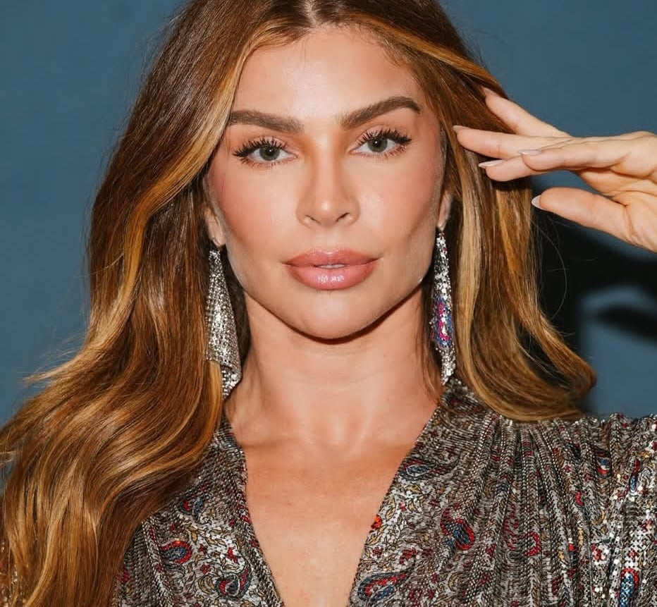 Nem todo mundo sabe, mas muitas celebridades já trabalharam em outros empregos antes da fama. Um exemplo é Grazi Massafera, que exerceu a função de manicure em Jacarezinho, no interior do Paraná, antes de se tornar atriz e famosa. Confira os antigos trabalhos de outras celebridades.