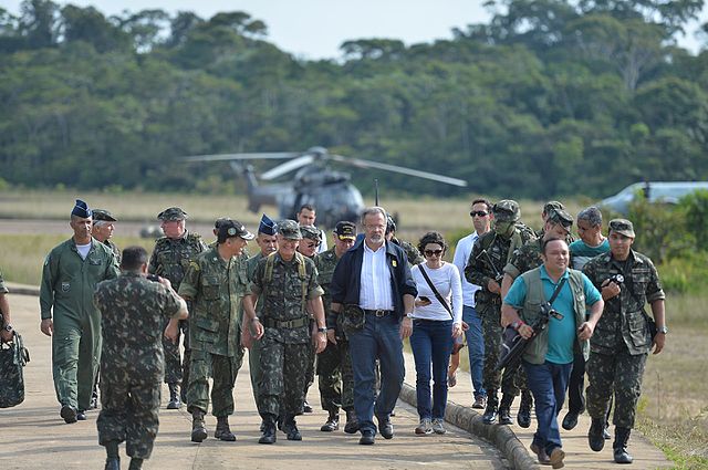 Vila Bittencourt (Brasil) / La Pedrera (Colômbia)
Vila Bittencourt é um pequeno posto militar brasileiro às margens do Rio Japurá, essencial para a segurança da fronteira.
