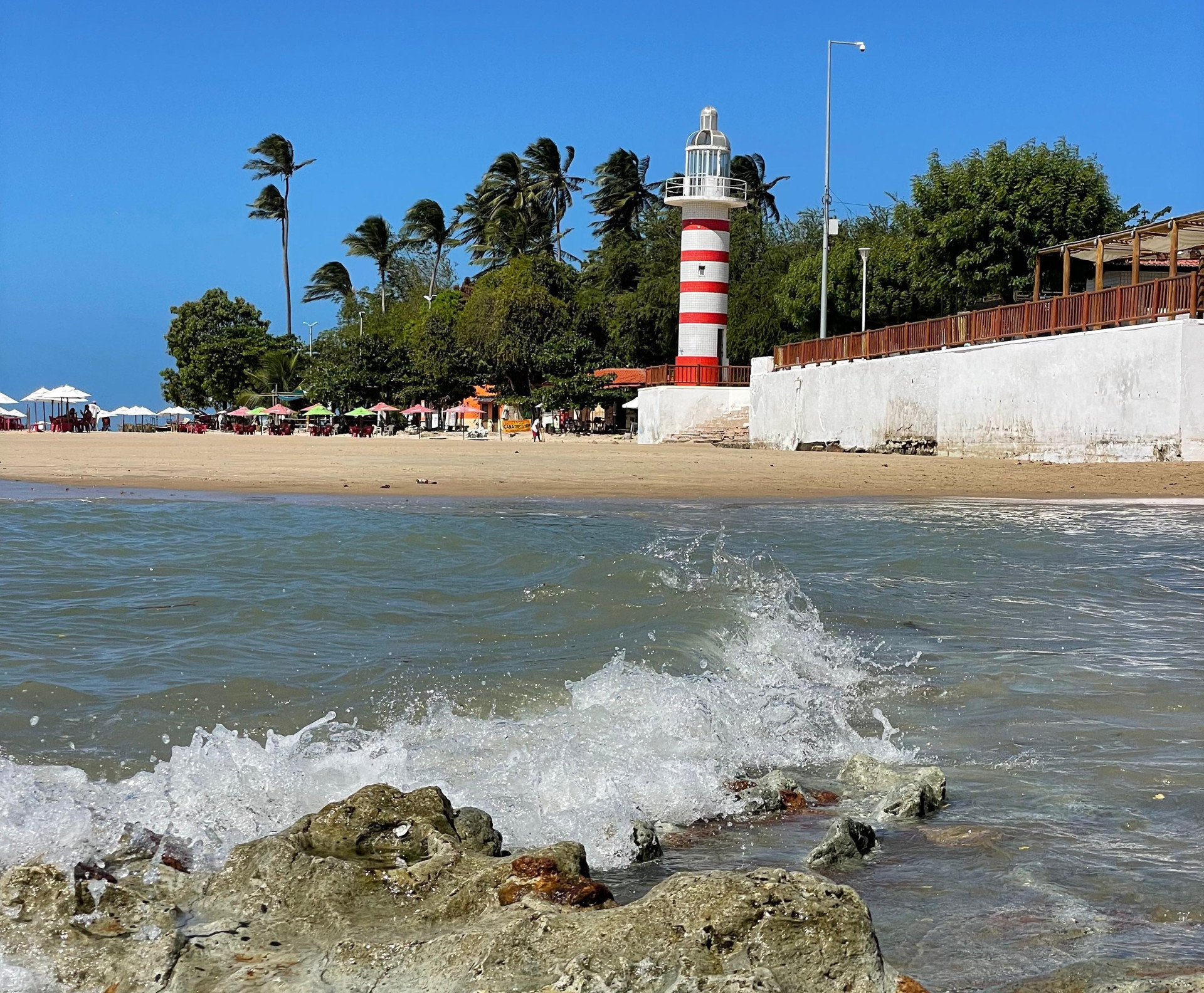A Praia da Munguba ou Praia do Farol est&aacute; localizada a 300 metros da Pra&ccedil;a da Matriz, principal pra&ccedil;a da cidade
