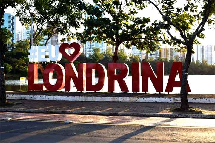 Fundada nos anos 1930, Londrina, no norte do Paraná, se destaca como uma cidade que equilibra bem o desenvolvimento urbano com uma atmosfera acolhedora.