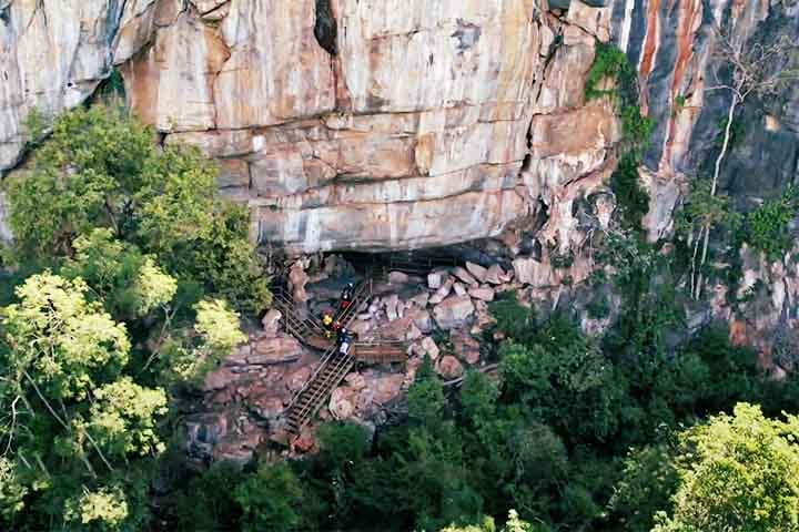 A Lapa dos Desenhos reúne a maior concentração de registros rupestres do Brasil, com cerca de 3.000 imagens erguidas sobre paredões de até 15 metros. 
