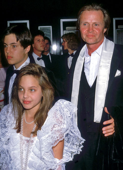 Na adolescência, Angelina teve dificuldade de se relacionar emocionalmente com as pessoas. Teve insônia, depressão, transtorno alimentar e usou drogas. 
