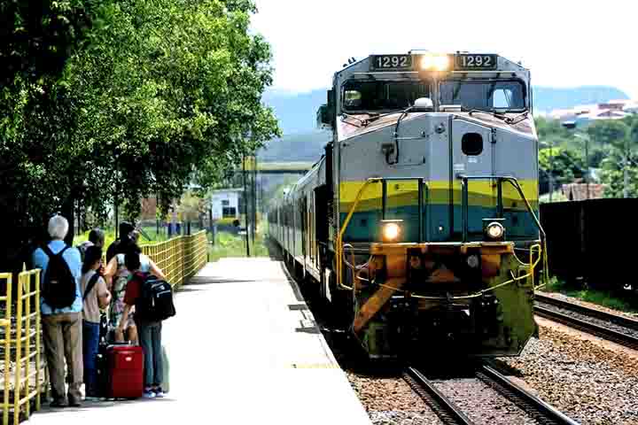 A operação da EFC é feita pela mineradora Vale, por meio de uma concessão junto ao Governo Federal. A VLI, companhia especializada em logística integrada, também atua na ferrovia através do chamado Direito de Passagem, compartilhando a malha para transporte de cargas.