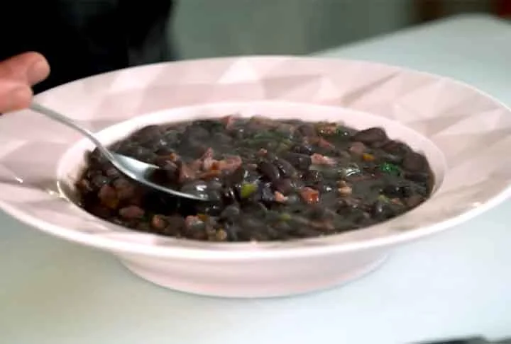 Alguns alimentos têm maior tendência a gerar gases, como feijão, repolho, couve-flor, brócolis, lentilhas e até frutas como maçã e manga. Refrigerantes, chicletes e produtos com certos adoçantes naturais, como sorbitol e xilitol, também entram nessa lista.