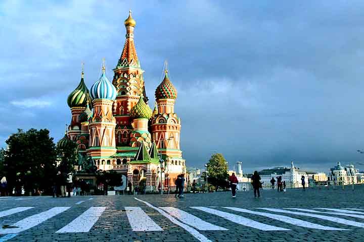Na Praça Vermelha, em meio ao movimento intenso da capital russa, ergue-se uma das imagens mais emblemáticas da Rússia: a Catedral de São Basílio. Construída entre 1555 e 1561 por ordem de Ivan IV, o Terrível, a igreja marca a vitória das tropas russas sobre o Canato de Kazan.