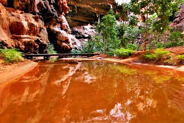 Mais de 114 sítios arqueológicos atestam ocupação humana no local de até 12 mil anos, com artes rupestres ricas e variadas em diferentes cavernas.
