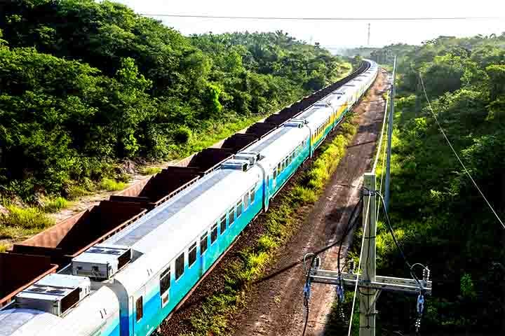 O trajeto da Estrada de Ferro Carajás contempla algumas cidades-chave para a dinâmica econômica regional. Entre os pontos principais estão Parauapebas e Marabá, no Pará, além de Açailândia, Santa Inês e a capital São Luís, no Maranhão.