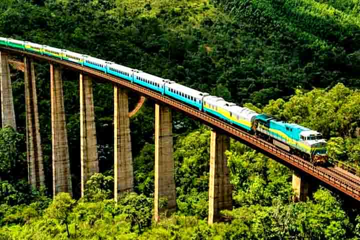 Ao longo do percurso, dezenas de comunidades menores também se beneficiam da passagem do trem, seja pelo transporte de pessoas, pelo comércio gerado nas estações ou pela maior acessibilidade a centros urbanos.