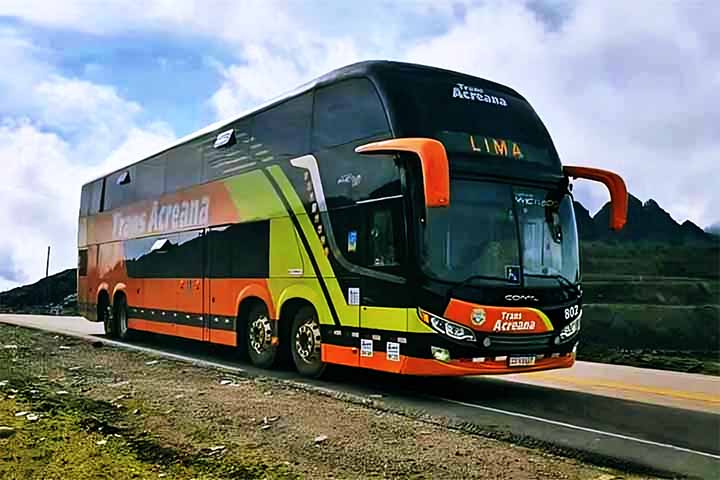 O veículo utilizado é um ônibus de dois andares, equipado com assentos semileito, Wi-Fi e portas USB, almofadas e mantas, além de contar com banheiro a bordo.