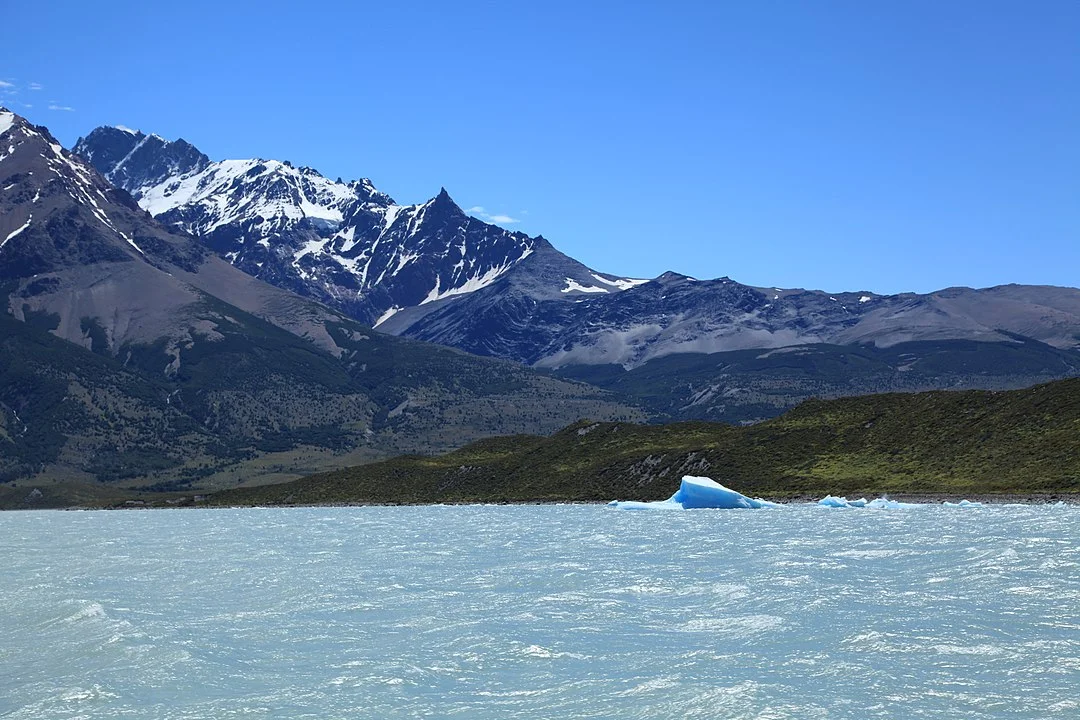 Já o Lago Viedma, localizado na província de Santa Cruz, na Argentina, tem uma área de aproximadamente 1.088 km². É alimentado pelo Glaciar Viedma e faz parte do Parque Nacional Los Glaciares.