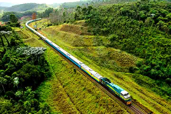 Operado pela Vale, o trem realiza viagens regulares que duram cerca de 16 horas, dependendo do trecho. Os pontos de embarque principais incluem São Luís, Santa Inês, Açailândia, Marabá e Parauapebas. 