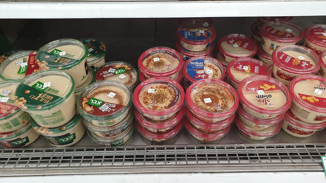 Além do famoso homus, o grão-de-bico pode ser transformado em pastas, combinando ingredientes como azeitonas, ervas frescas e especiarias para criar molhos e patês diversificados.