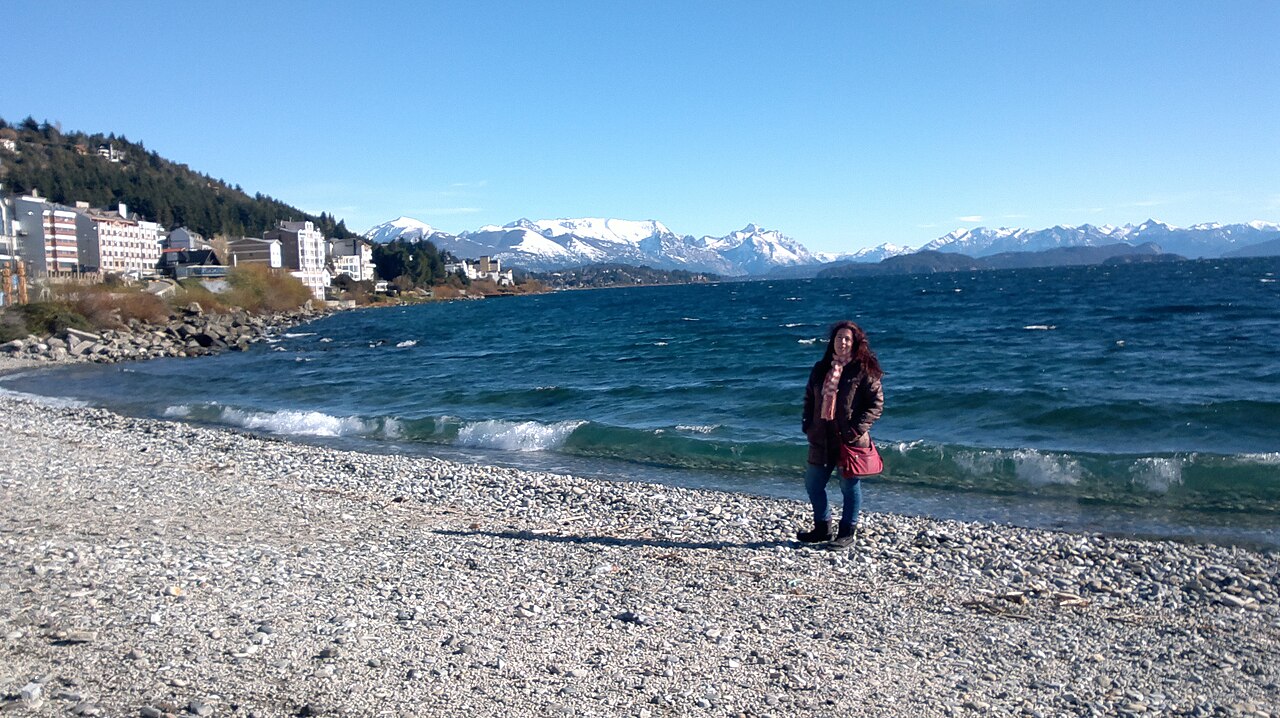 Às suas margens encontra-se a cidade de San Carlos de Bariloche, famosa por suas atrações turísticas e esportes de inverno.