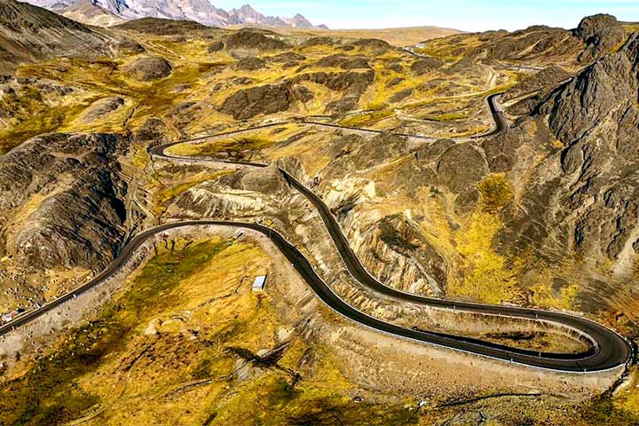 O percurso enfrenta condições variadas, como as grandes altitudes dos Andes.