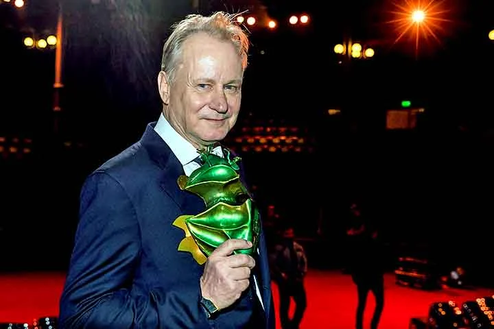 No “Karlovy Vary Film Festival”, na República Tcheca, Stellan Skarsgård foi premiado com o “Crystal Globe” por sua contribuição ao cinema mundial. 
