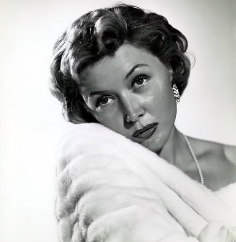 Segundo a obra, a atriz e o enteado viveram um relacionamento quando ele tinha apenas 13 anos e ela era casada com seu pai, o diretor Nicholas Ray.