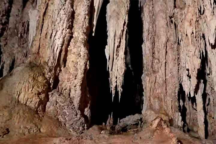 Ele conta com formações geológicas imponentes. São cânions, cavernas colossais e estalactites monumentais como a “Perna da Bailarina”.
