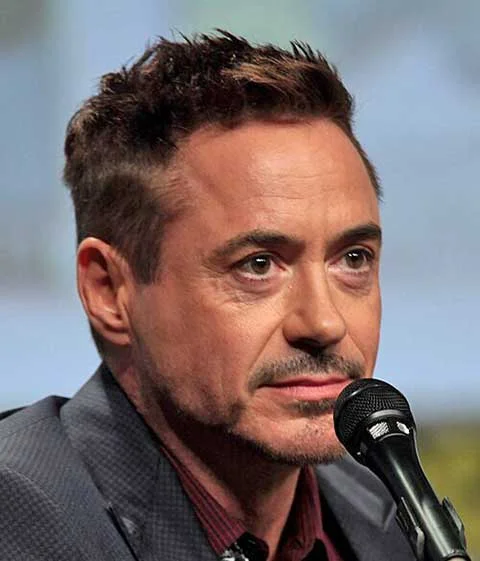 Robert Downey Jr - Entre muitos papéis, é sempre lembrado por ter interpretado o Homem de Ferro. Em vários momentos da carreira, o ator já gravou vídeos esbanjando talento com a dança, de forma descontraída.