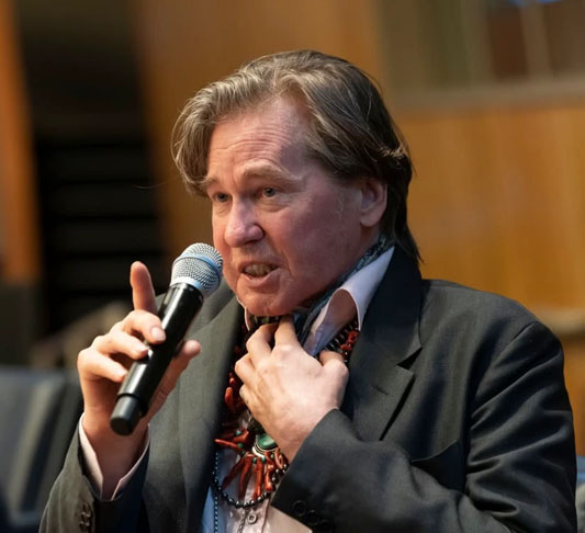 1/4 – Val Kilmer
O ator norte-americano morreu aos 65 anos em Los Angeles, após longa luta contra o câncer de garganta. Conhecido por filmes como Top Gun, The Doors e Batman Forever, foi um astro versátil de Hollywood. Sua batalha contra a doença emocionou o público.