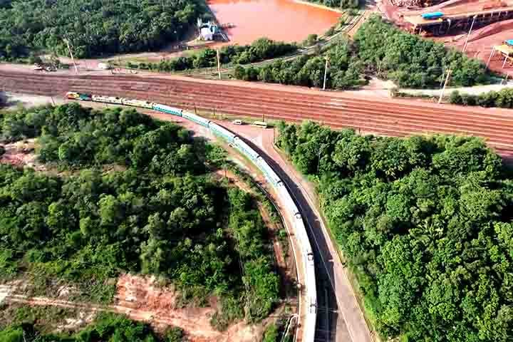 A Vale, como concessionária, mantém programas de relacionamento e responsabilidade social ao longo do trajeto, mas o tema segue sendo alvo de atenção por parte de organizações civis e órgãos ambientais.