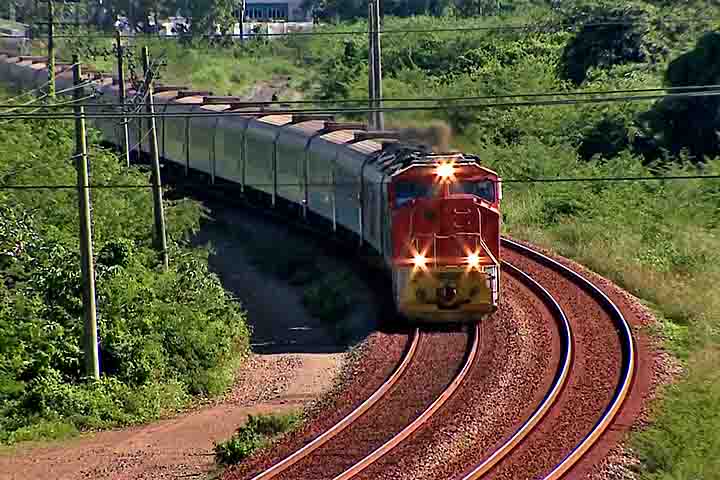 Com mais de três décadas de operação, a Estrada de Ferro Carajás é hoje um exemplo de como o transporte ferroviário pode ser integrado ao desenvolvimento nacional. 