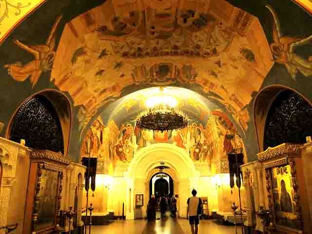 Localizada às margens do rio Moscou, é hoje a maior igreja ortodoxa da Rússia e palco de eventos religiosos e políticos importantes. Seu interior é luxuoso, com mármore, ícones dourados e afrescos que exaltam santos e eventos bíblicos.