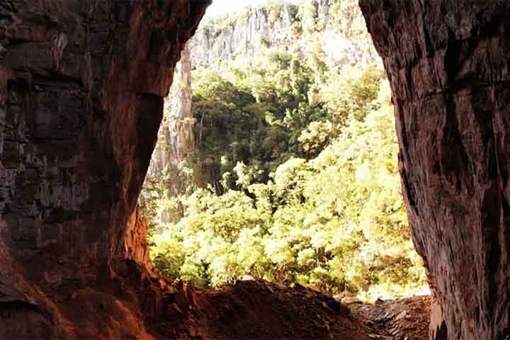 É o caso, por exemplo, da Gruta do Janelão, cuja galeria ultrapassa os 100  metros e abriga a estalactite conhecida como Perna da Bailarina, com 28 metros de comprimento - a maior já registrada.
