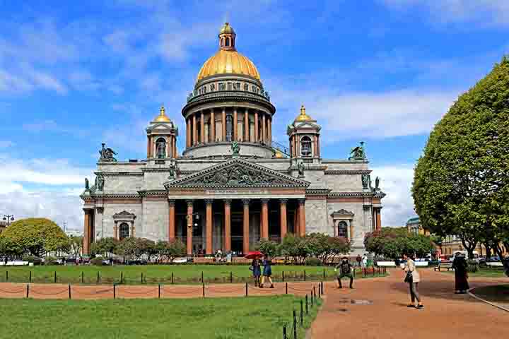 Essas catedrais revelam muito mais do que fé. Elas representam períodos cruciais da história russa, homenageiam figuras políticas e sagradas, e traduzem no concreto e na cor a complexidade de um país que sempre caminhou entre tradição e transformação.
