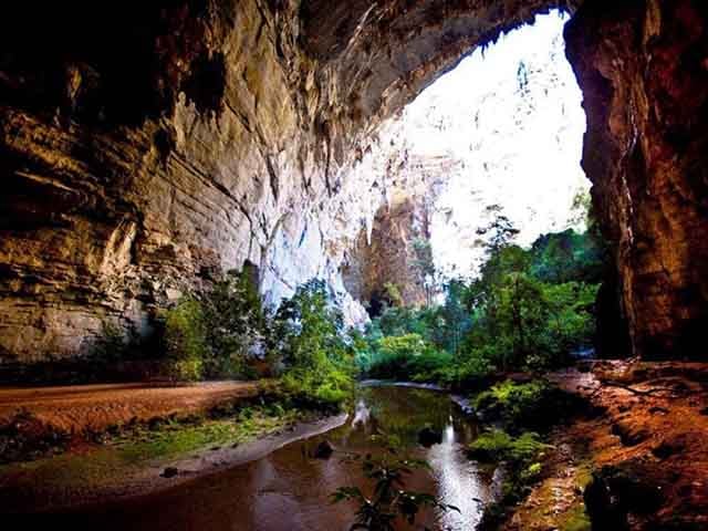 O parque, situado a 670 quilômetros de Belo Horizonte, abriga mais de 200 cavernas catalogadas, muitas com mais de 100 metros de altura. 
