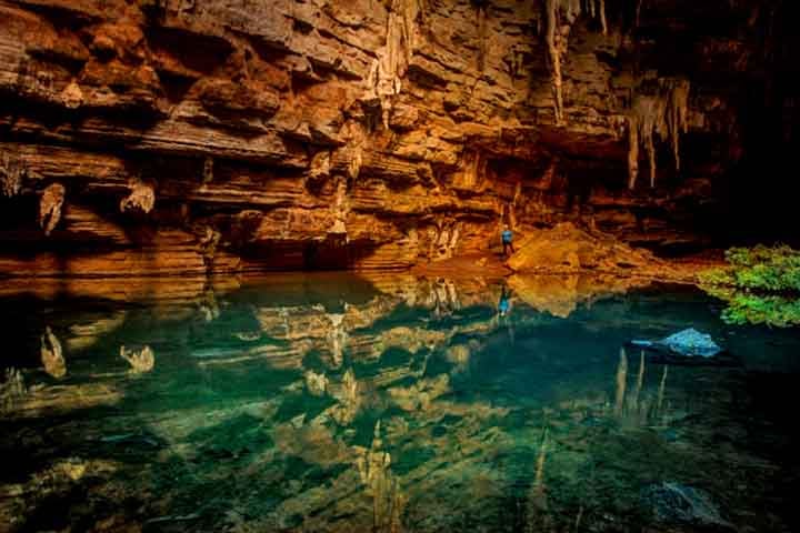 A visitação ao Parque Nacional Cavernas do Peruaçu é regulamentada, com acesso guiado por monitores credenciados pelo ICMBio, trilhas demarcadas, mirantes e passarelas que protegem sítios arqueológicos e a biodiversidade. 
