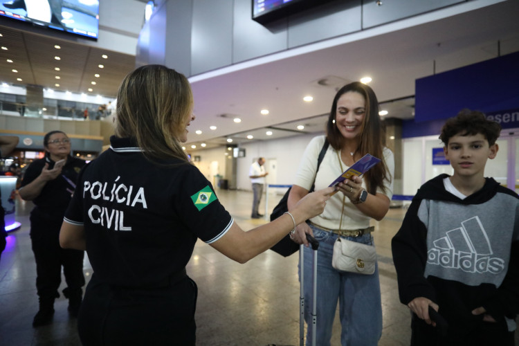 Ação de conscientização contra a violência à mulher no aeroporto