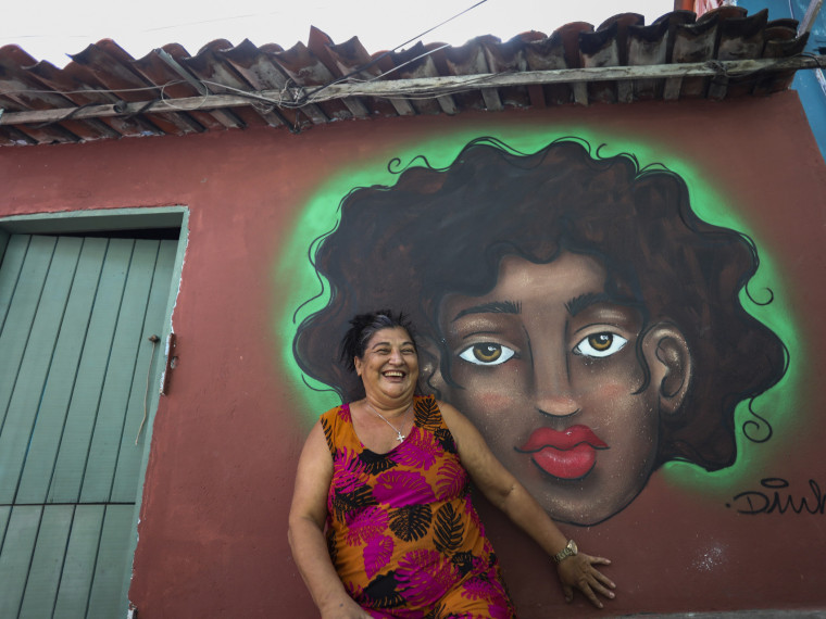 Kátia Lúcia Lima, 52, moradora que teve seu rosto grafitado em sua casa. Projeto Farol Encantado tem como objetivo de revitalizar as escadarias do bairro do Mucuripe trazendo muita cor, cultura e mudança para a comunidade