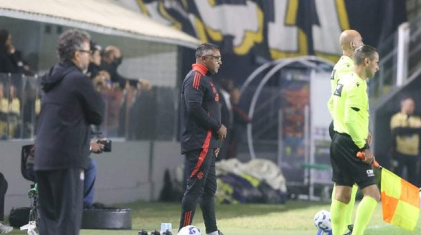 Borré e Carbonero, ambos colombianos, definem o triunfo do Inter na Vila Belmiro, nesta quarta, pelo Brasileirão 