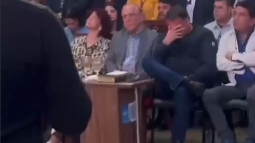 Bolsonaro chora em igreja