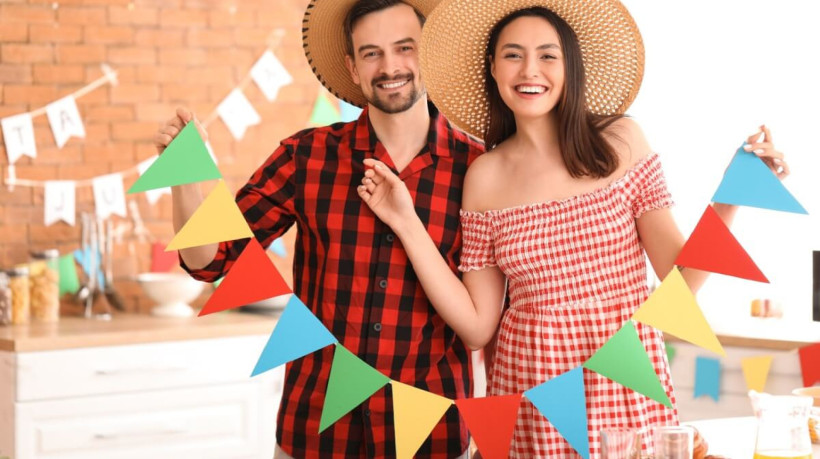Com planejamento e criatividade é possível curtir a festa junina sem gastos (Imagem: Pixel-Shot | Shutterstock)