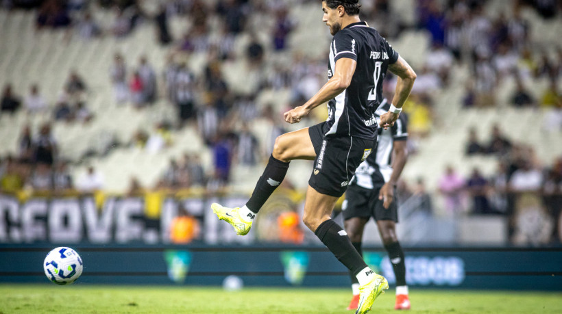 Contra o Mirassol, o Ceará buscou muito seu centroavante, Pedro Raul, com bolas aéreas
 