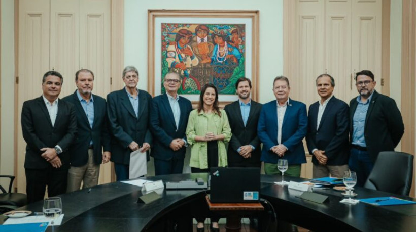 Raquel Lyra reunida com grupo de empresários para debater estratégias para manter exportações e mitigar impactos econômicos