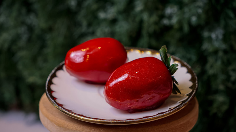 O 'morango do amor' é comercializado em confeitarias de Fortaleza (Foto: Aurelio Alves/O POVO)