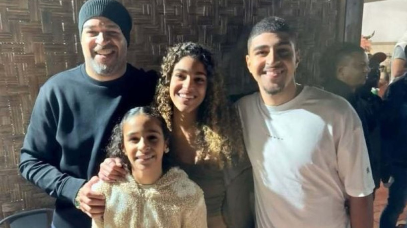 Ex-centroavante costuma ser discreto com relação aos seus três filhos, mas compartilhou foto recente ao lado deles em uma celebração
