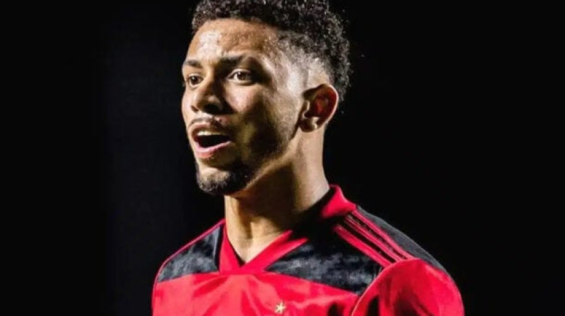 Cria do Ninho do Urubu, lateral-esquerdo estava afastado e sem espaço 