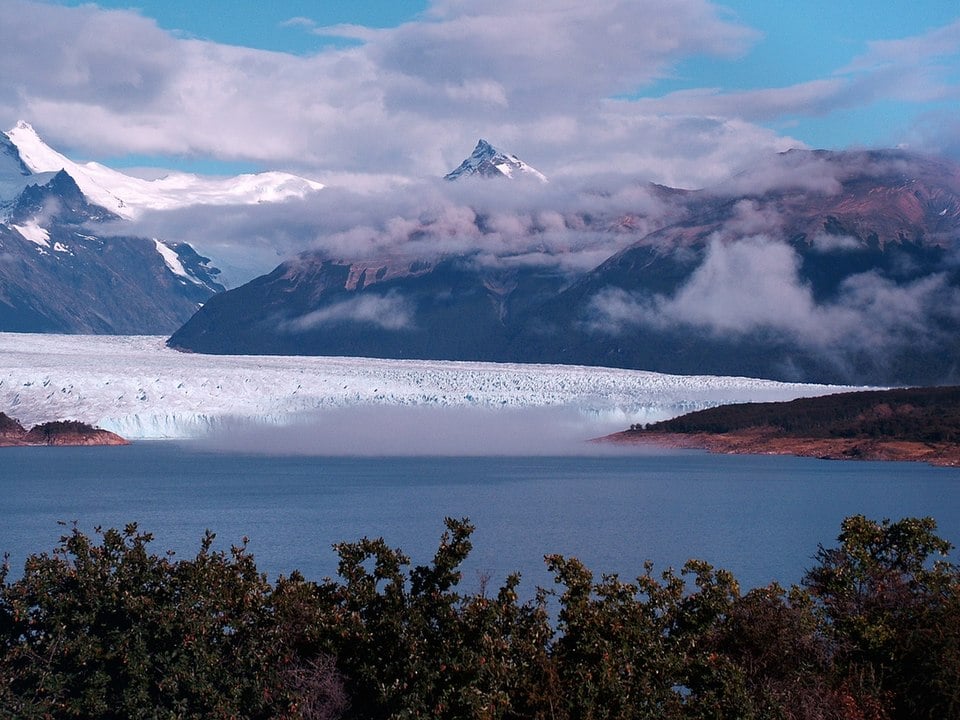 Suas águas de coloração azul-turquesa são alimentadas por diversos glaciares, tornando-o um destino imperdível para os amantes da natureza e da fotografia. 