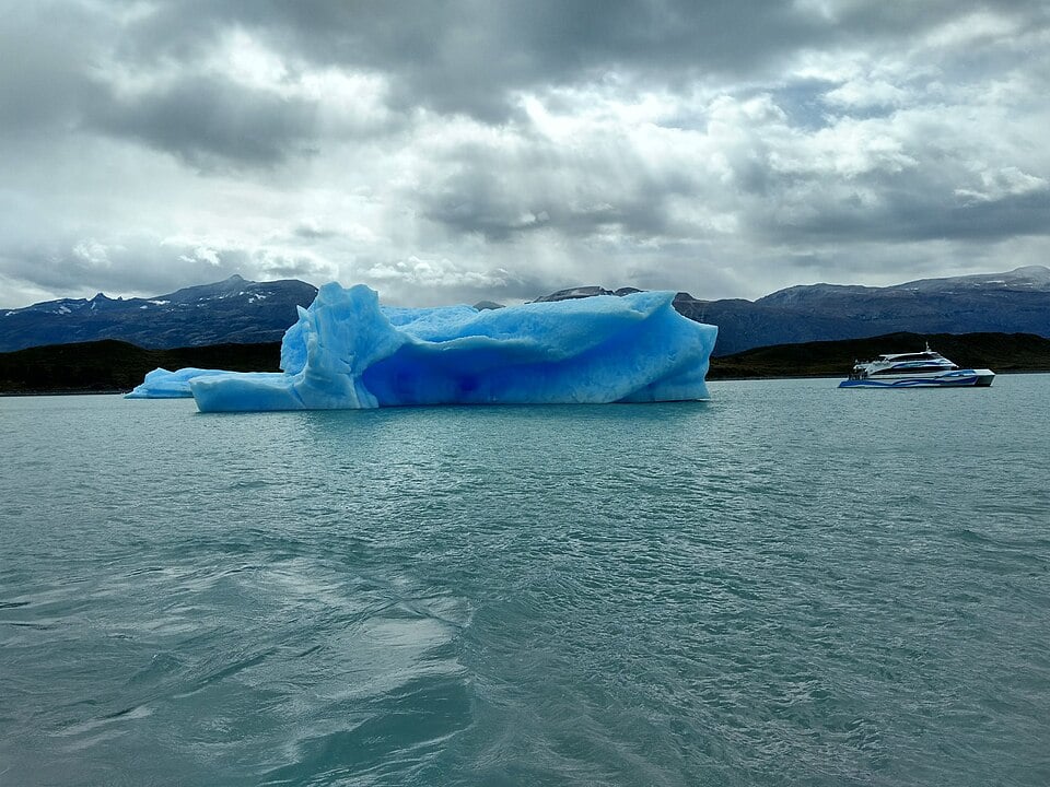 Localizado na província de Santa Cruz, na Patagônia argentina, o Lago Argentino é o maior lago de água doce do país, com cerca de 1.400 km². É famoso por abrigar o Glaciar Perito Moreno, uma das principais atrações turísticas da região.