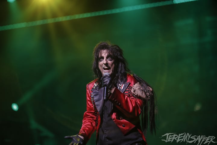 Alice Cooper - 04/02/1948 (77 anos). O cantor americano mantém o visual gótico que marcou a carreira, destacada também pelas performances inspiradas em filmes de terror, com sangue falso, instrumentos mortais e animais peçonhentos no palco.  Continua firme nos palcos com sua atual “Too Close for Comfort Tour” . Tem shows agendados pela Europa, América do Norte e festivais até final de 2025  .
