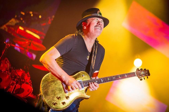 Carlos Santana - 20/07/1947 (77 anos). Líder da banda que leva seu sobrenome, mistura jazz, blues e rock com tempero latino. O compositor e instrumentista mexicano ganhou projeção em 1969 no lendário Festival de Woodstock. Coleciona Grammy's e já veio ao Brasil 6 vezes, incluindo sua última visita, no encerramento da Copa do Mundo-2014.
